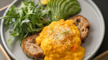 Rührei auf Toast mit Salat.