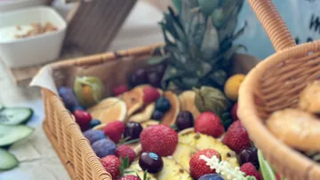 Obstkorb mit Ananas, Erdbeeren, drinnen.