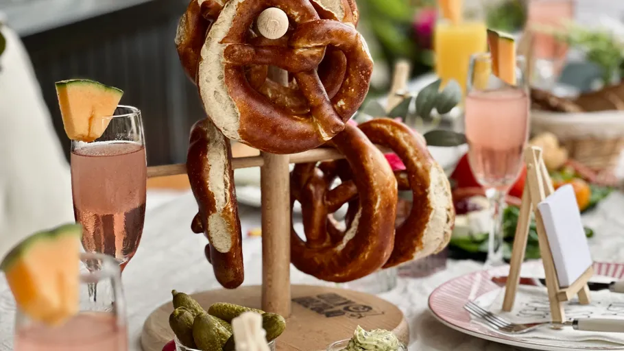 Brezeln an Ständer, festliche Tischdekoration.