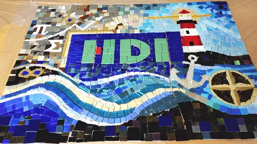 Mosaik mit Leuchtturm, Wellen und abstrakten Mustern.