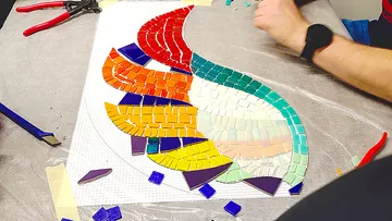 Bunte Mosaikkreation auf Tisch.
