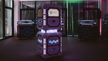 Futuristische Arcade-Maschinen in dunklem Raum.