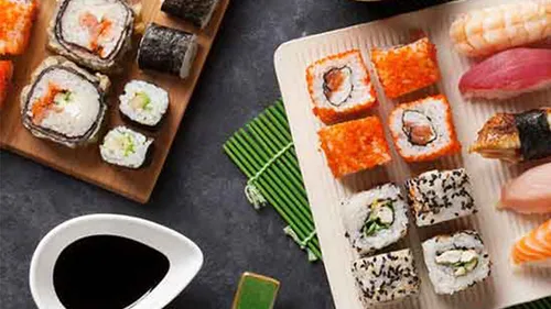 Verschiedene Sushi-Rollen und Nigiri auf Tellern.