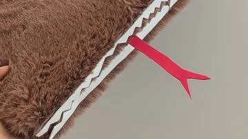Pelziges Notizbuch mit Zahndesign, herausgestreckte Zunge.