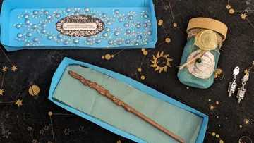 Zauberstab in Schachtel mit Dekorartikeln.