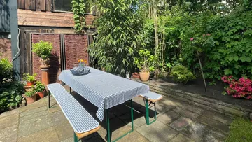 Gartentisch mit Bänken im Freien.