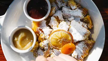 Dessertteller mit Kaiserschmarrn, Apfelmus, Marmelade.