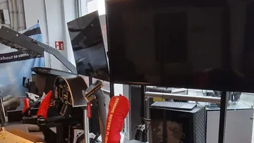 Flugsimulator mit Bildschirmen und Ausrüstung.