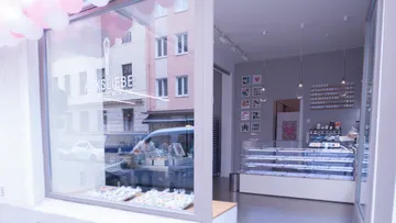Bäckereifront zeigt Artikel innen.