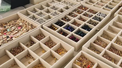 Schmuck ordentlich in Fächern angeordnet.