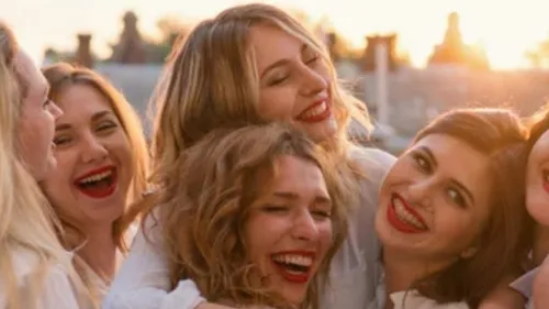 Gruppe Frauen lächeln draußen, Sonnenuntergang Hintergrund