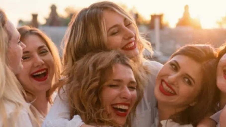 Gruppe Frauen lächeln draußen, Sonnenuntergang Hintergrund