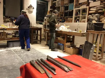 Zwei Personen arbeiten in einer Werkstatt.