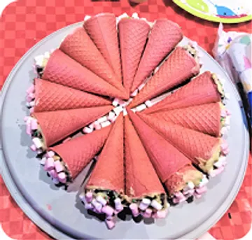 Rote Waffelkuchenstücke auf rundem Teller.