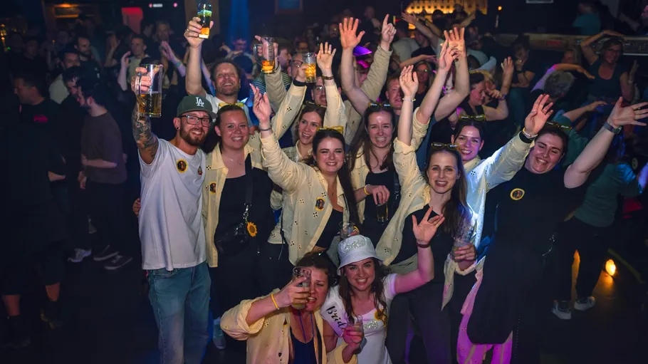 Gruppe feiert in lebhaftem Nachtclub.