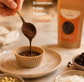 Löffel gießt Schokolade in Muffinförmchen.