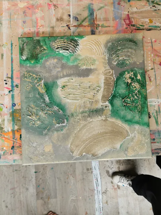 Abstraktes Gemälde mit grünen, braunen Texturen.