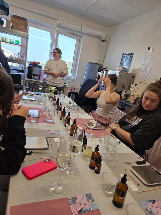 Personen bei einem Workshop in einem Raum.