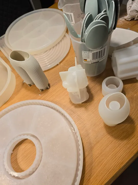 Plastik-Küchenutensilien auf Holztisch.
