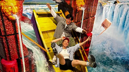 Zwei Personen auf einer Wasserfallfahrt.