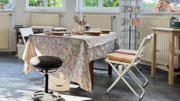 Kunstmaterialien auf Tisch im Studio.