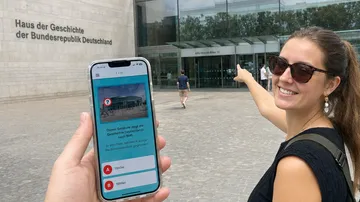 Person pointing outside the German history museum.