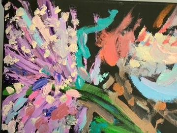 Bunte Farben verschmelzen in abstraktem Blumenmotiv auf Leinwand.
