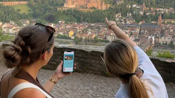 Zwei Frauen betrachten das Heidelberger Schloss.