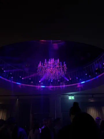 Kronleuchter mit violetten Lichtern in einem Club.
