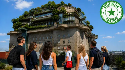 Touristen betrachten ein begrüntes Betongebäude.