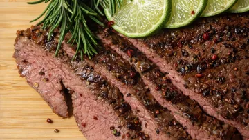 Geschnittenes Steak mit Limette und Rosmarin.