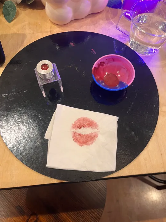 Lippenstiftkuss auf Serviette, Tischaufstellung.