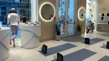 Yogamatten in einem modernen Laden angeordnet.