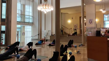 Personen machen Yoga in einer Halle