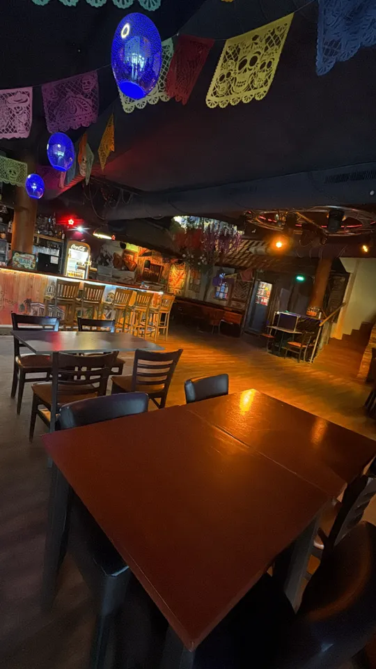 Leere Tische in gemütlichem Restaurant mit Dekorationen.