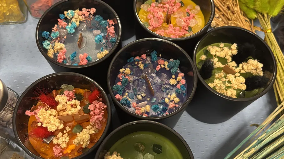 Bunte dekorative Kerzen auf Ausstellungstisch.