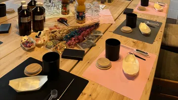 Tisch für einen Bastelworkshop vorbereitet.