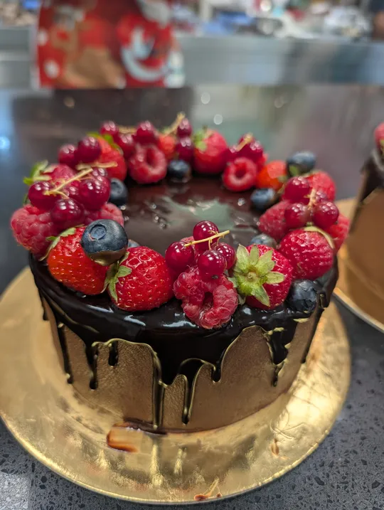 Kuchen mit Beeren auf Tisch