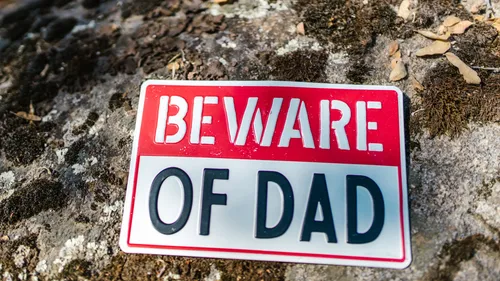 Schild auf Boden "Vorsicht vor Papa".