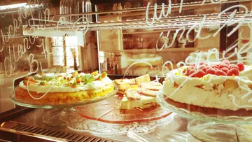 Verschiedene Kuchen in einer Glasvitrine.