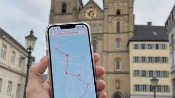 Smartphone zeigt Karte vor Kirche.