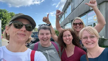 Gruppe Frauen lächelt im Freien.