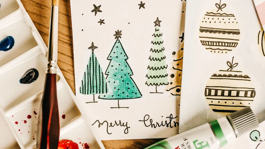 Handgezeichnete Weihnachtsbäume und Dekorationen, gemalt.