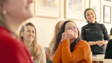 Menschen lächeln bei Gruppendiskussion
