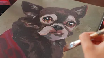 Gemälde eines Hundes mit Pinsel auf Leinwand.