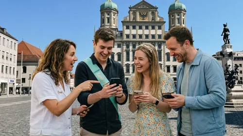 Vier Personen lachen, schauen auf Handys, Stadtplatz.