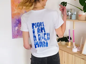 Person im weißen T-Shirt, Text sichtbar.