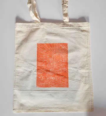 Baumwolltasche mit orangefarbenem Naturdesign.
