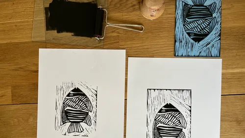 Fischdrucke auf Papier, Farbwalze in der Nähe.