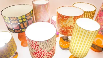Bunte Lampenschirme leuchtend, zusammen angeordnet.